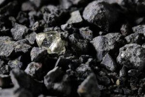 Read more about the article African diamond producers pledge funds for natural gems