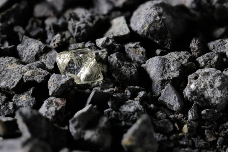 Read more about the article African diamond producers pledge funds for natural gems